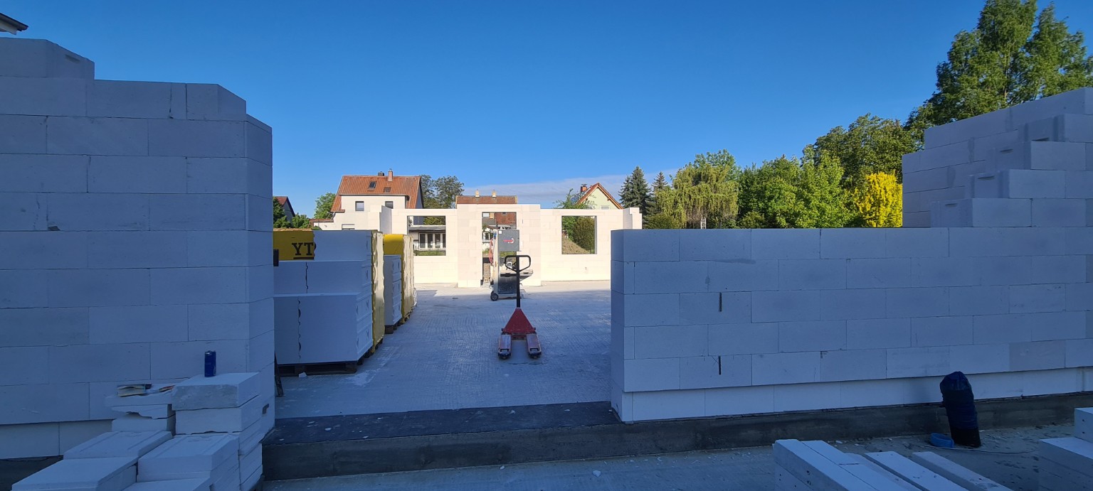 Referenz aus einem vergangenen Projekt: gemauerte Wände und Fensteröffnungen im Rohbau